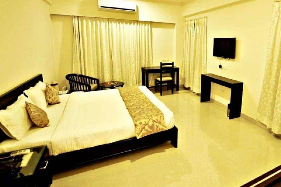Deluxe Room | Desk, iron/ironing board, rollaway beds, free WiFi