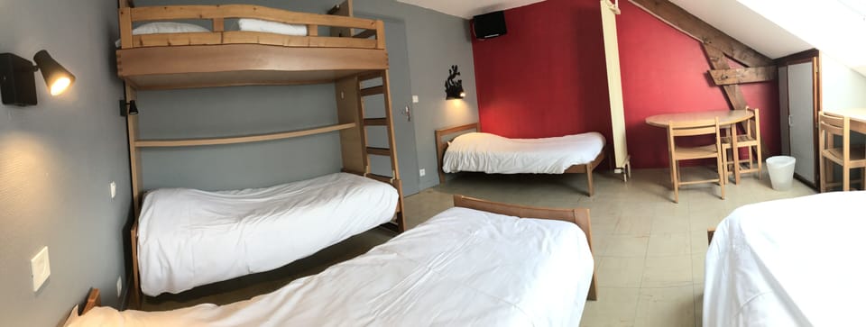 Single Room, Multiple Beds | Iron/ironing board, free WiFi, bed sheets