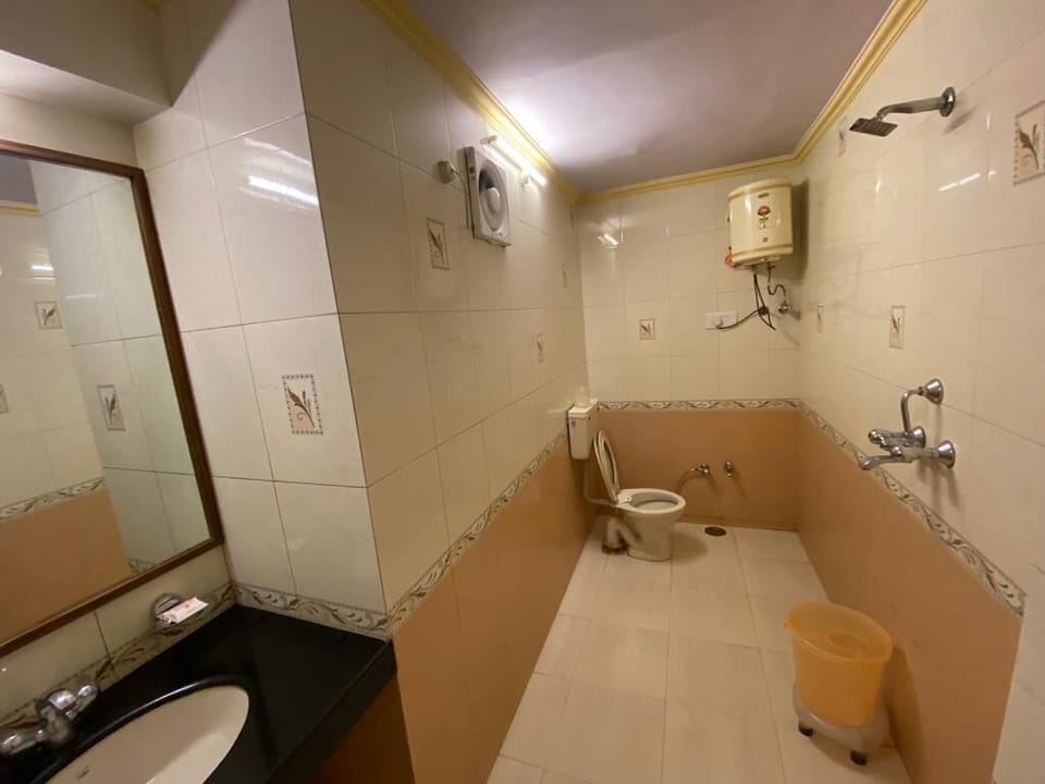 Superior Room | Bathroom | Shower, free toiletries, towels