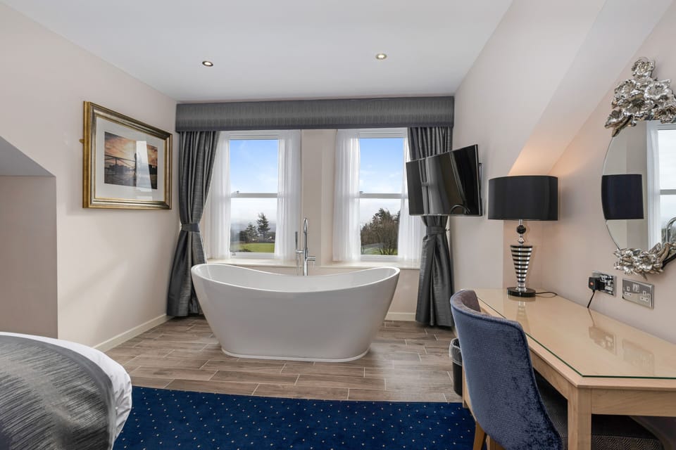 Deluxe Suite | 1 bedroom, premium bedding, in-room safe, desk