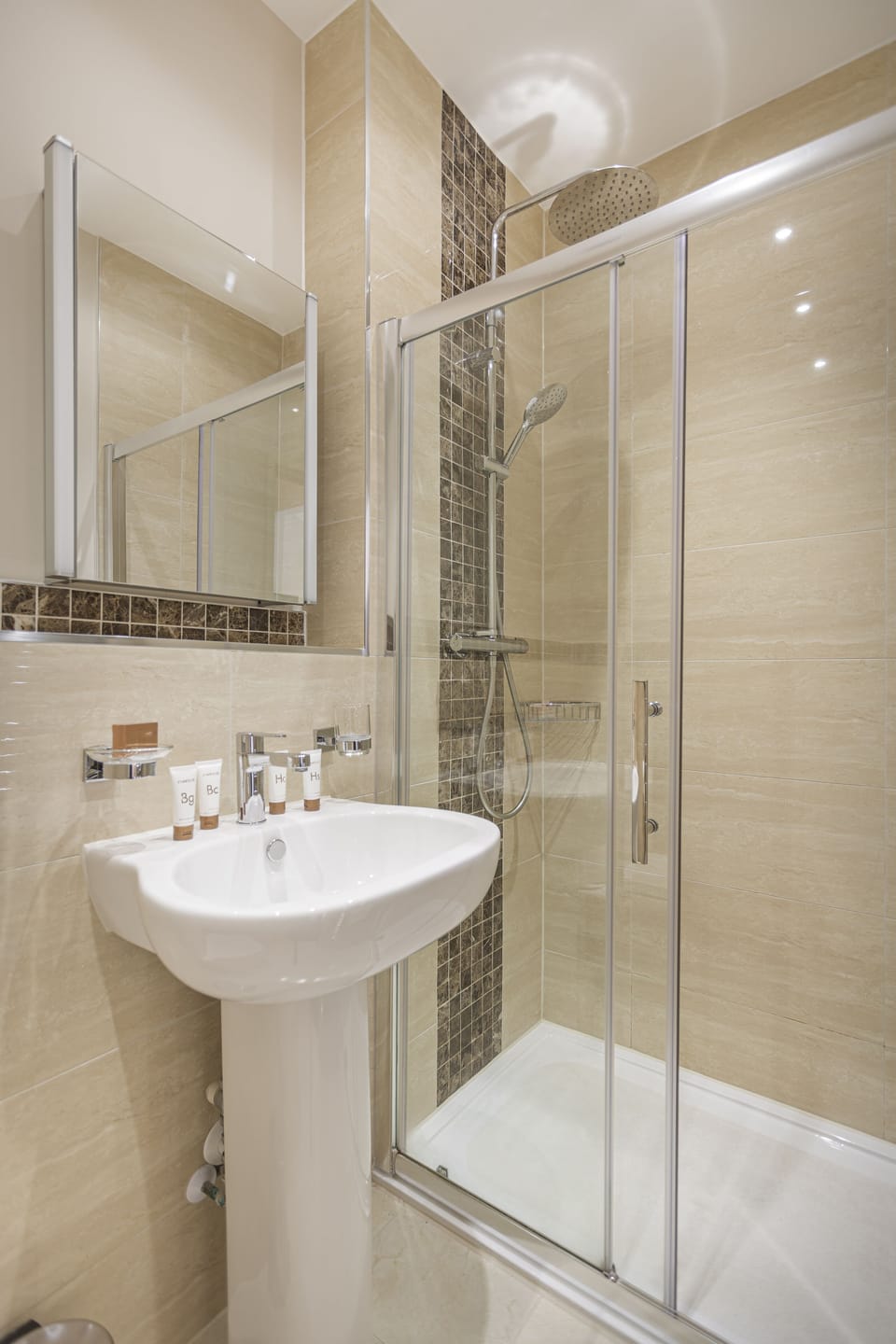 Deluxe Double Room | Bathroom | Free toiletries, hair dryer, bathrobes, slippers