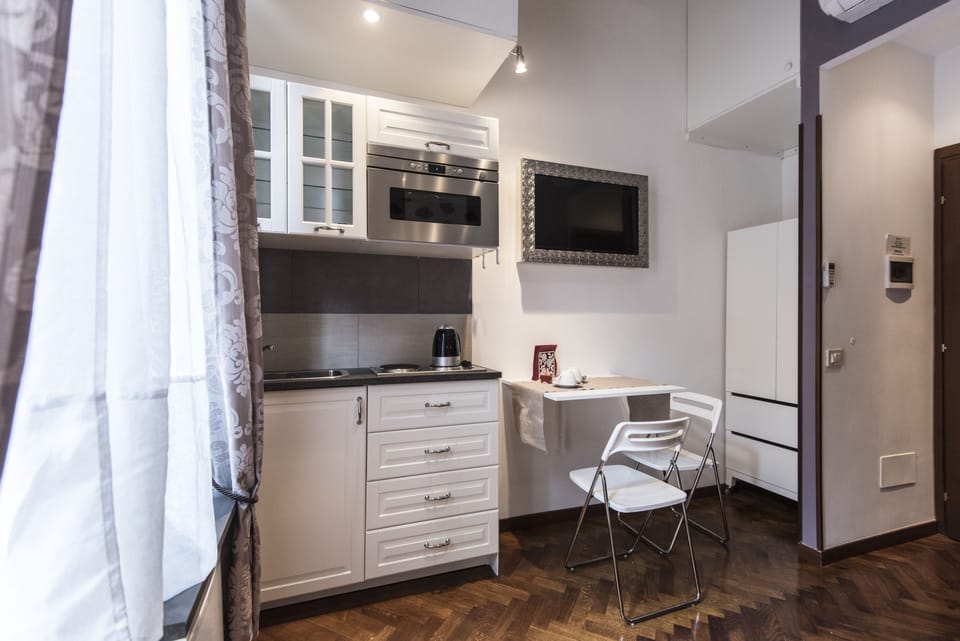 Standard Double Room (Fontana di Trevi Kitchenette) | Private kitchenette | Fridge, coffee/tea maker, electric kettle