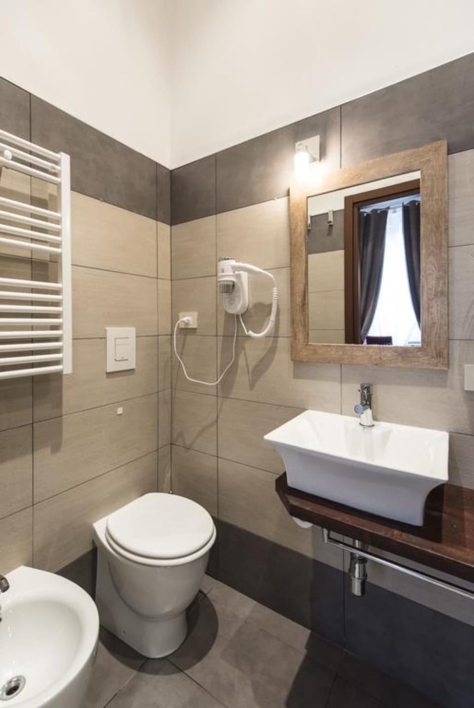 Superior Double Room (Piazza di Spagna) | Bathroom | Shower, free toiletries, hair dryer, slippers