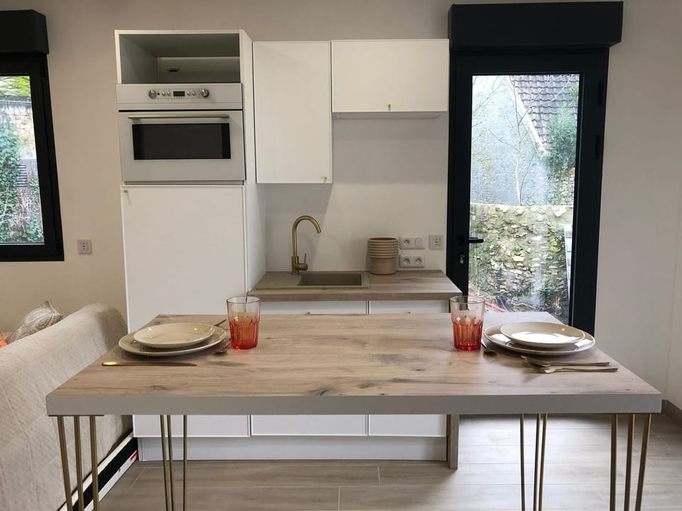 Comfort Quadruple Room (Duplex minimaliste) | Private kitchen | Fridge, microwave, oven, stovetop