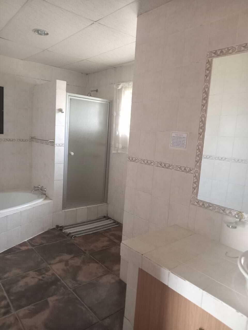 Superior Room, 1 Queen Bed | Bathroom | Free toiletries, towels