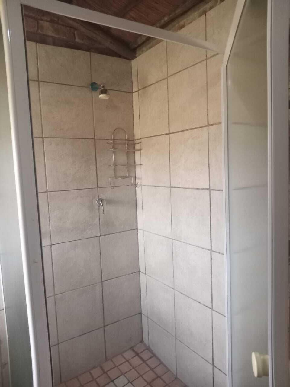Standard Room, 1 Queen Bed | Bathroom | Free toiletries, towels