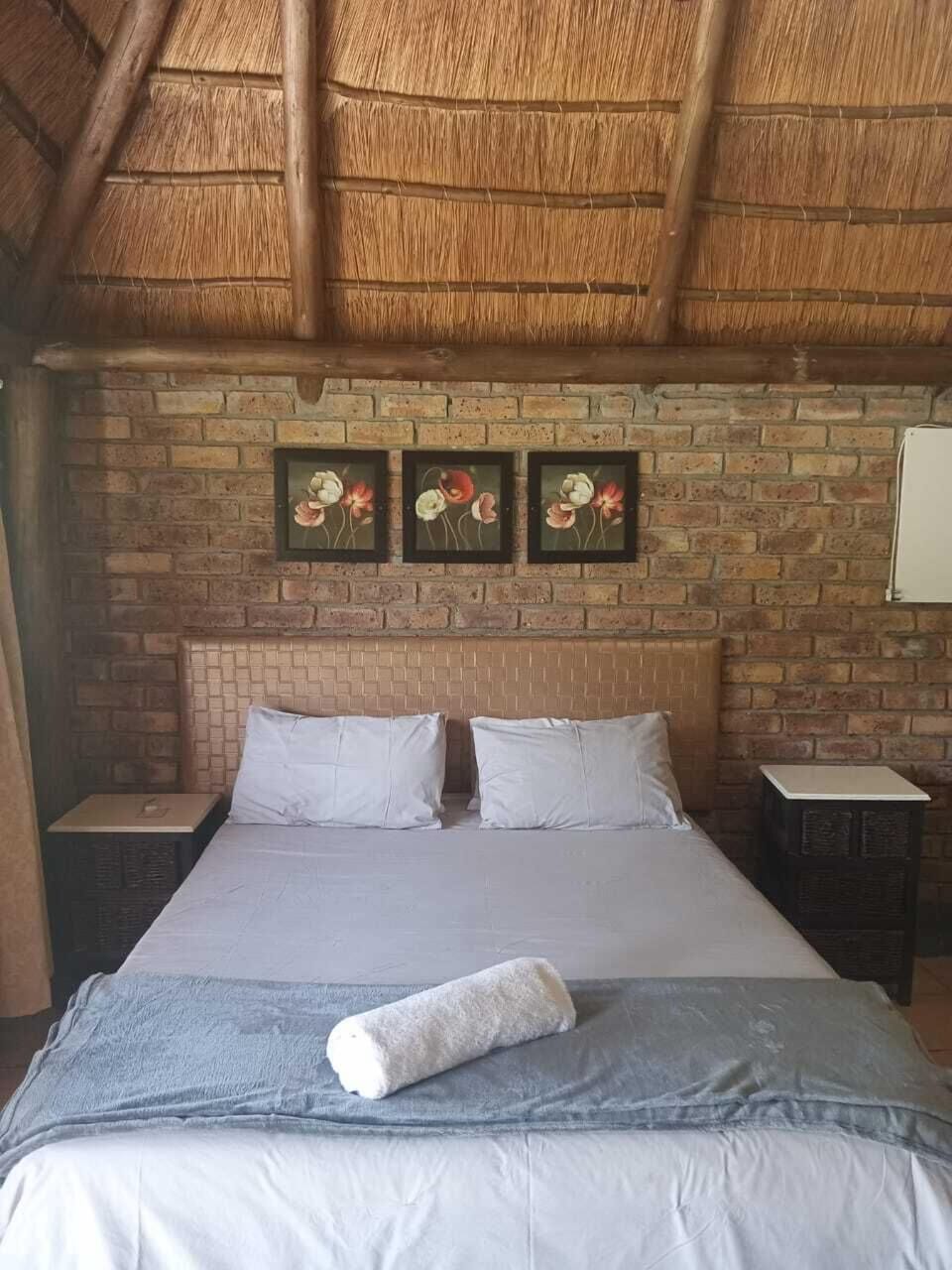 Standard Room, 1 Queen Bed | 1 bedroom, bed sheets