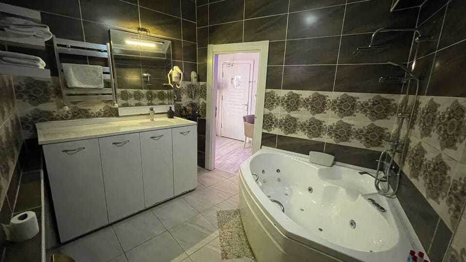 Presidential Double Room | In-room safe, desk, bed sheets
