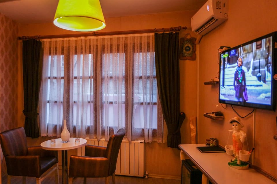 Family Quadruple Room | In-room safe, desk, bed sheets