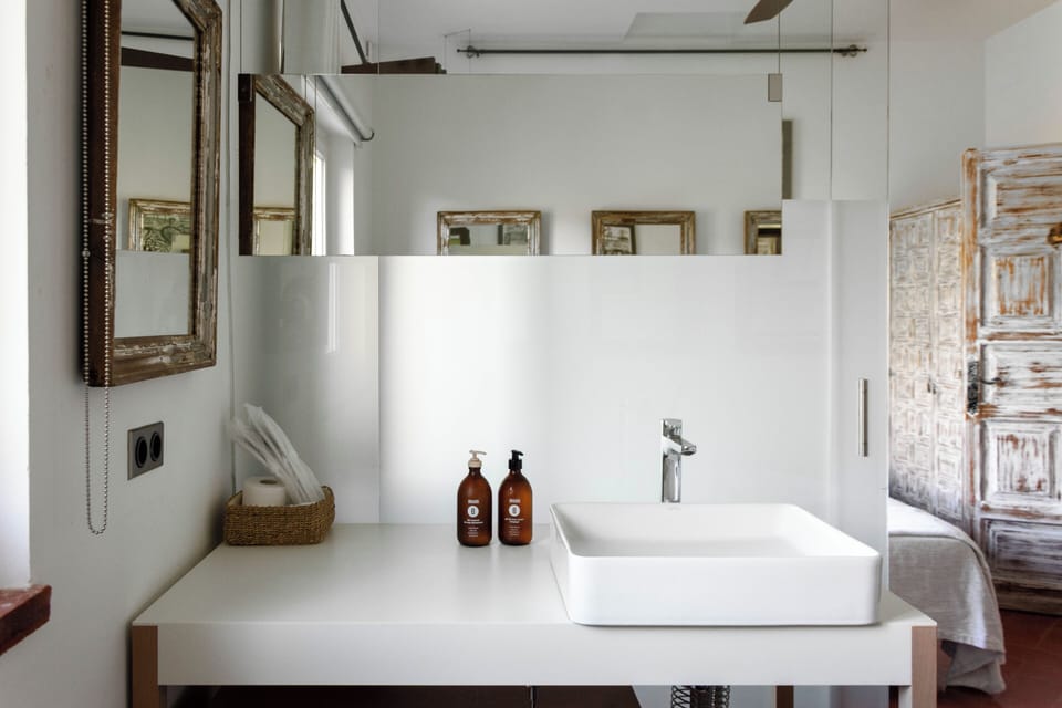 Standard Double Room | Bathroom | Free toiletries, hair dryer, bathrobes, towels
