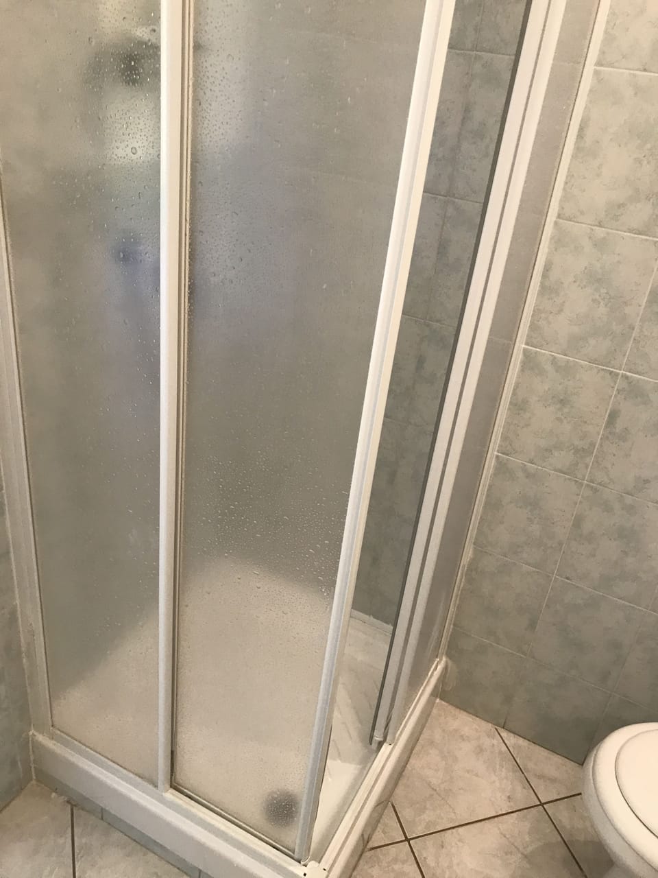 Standard Double Room | Bathroom shower