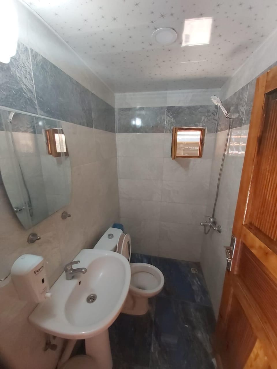 Shower, free toiletries, towels