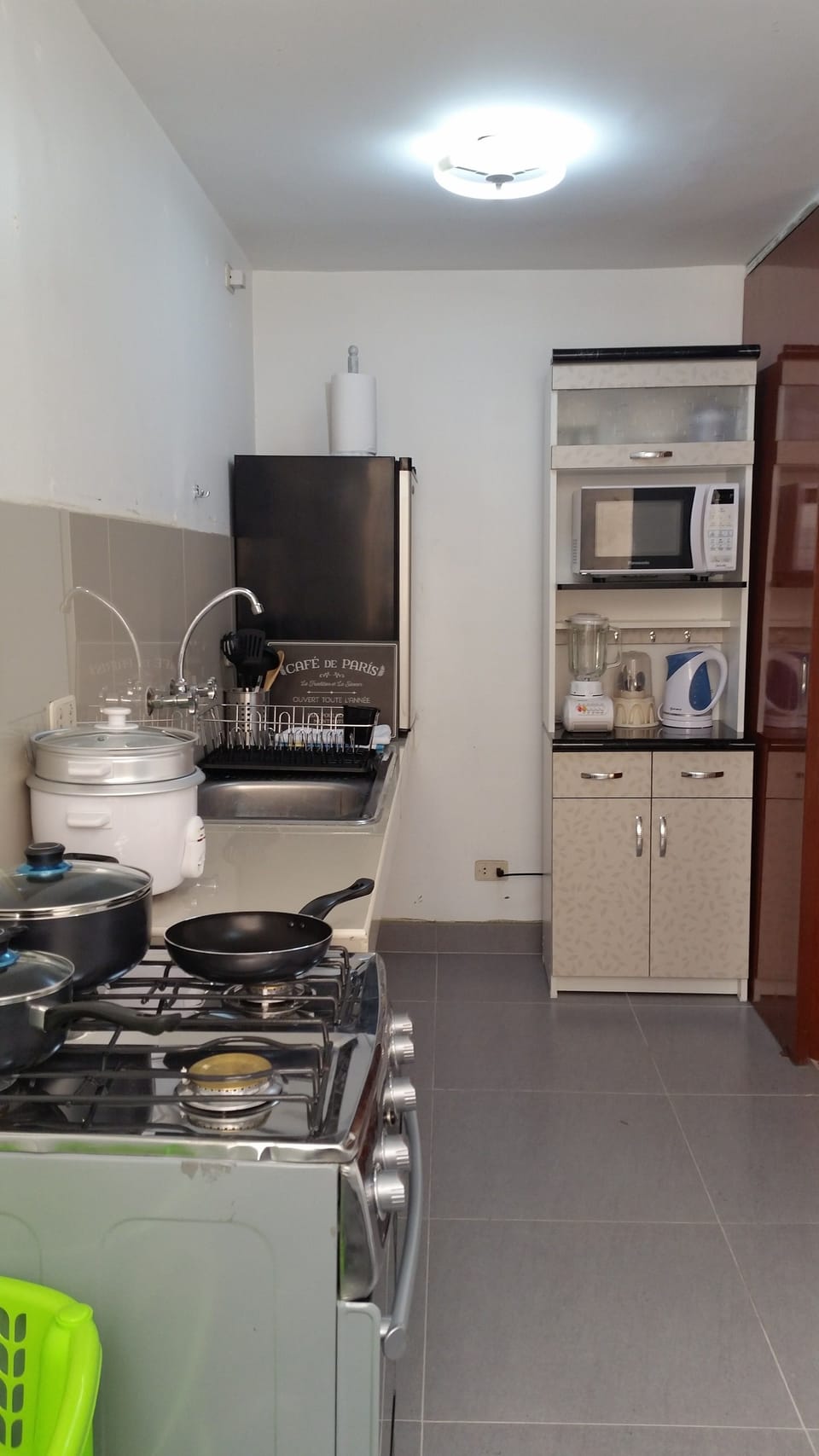 Full-size fridge, microwave, oven, stovetop