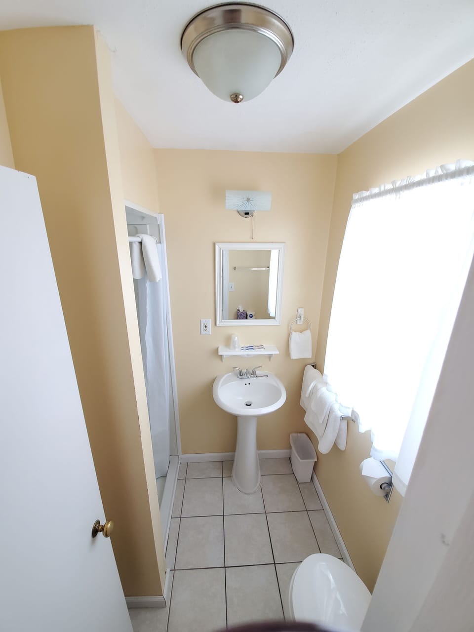 Standard Room, 1 Queen Bed, Refrigerator & Microwave | Bathroom | Shower, hair dryer (on request), towels, soap