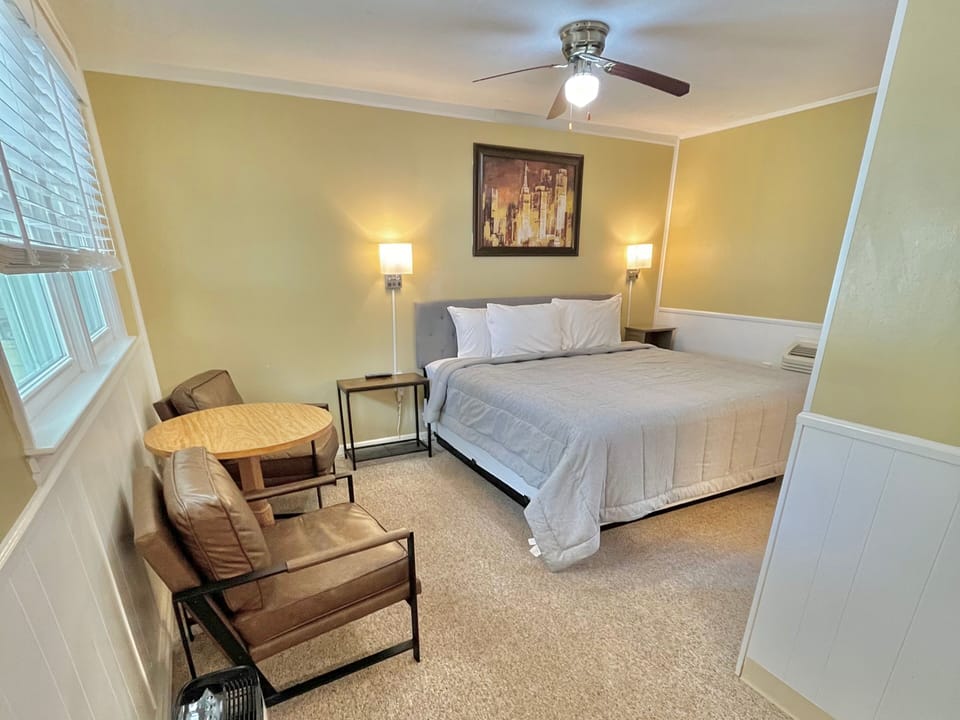 Standard Room, 1 King Bed, Refrigerator & Microwave | WiFi (free), bed sheets