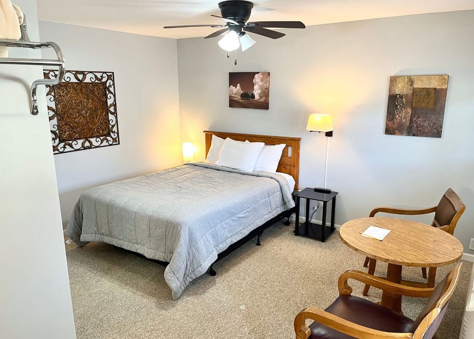 Standard Room, 1 Queen Bed, Refrigerator & Microwave | WiFi (free), bed sheets