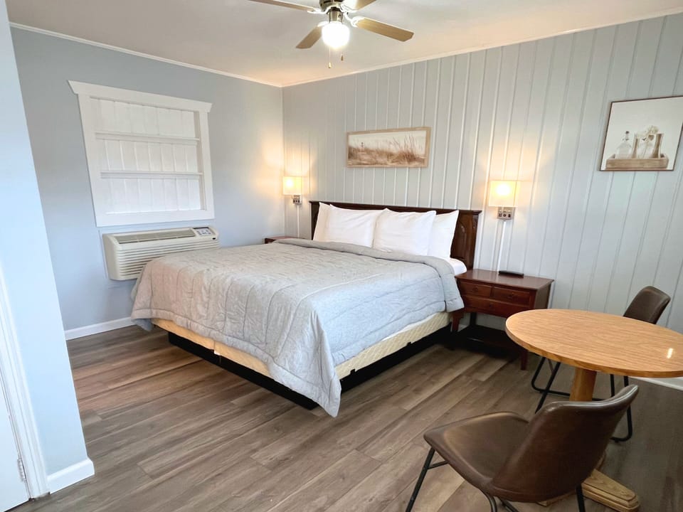 Standard Room, 1 King Bed, Refrigerator & Microwave | WiFi (free), bed sheets