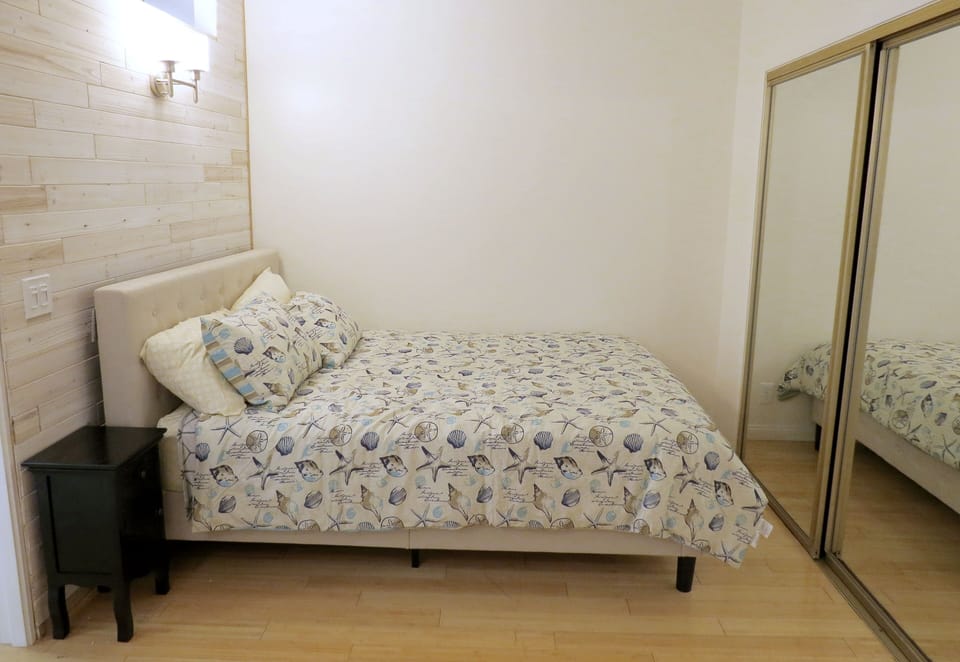 1 Queen Bed