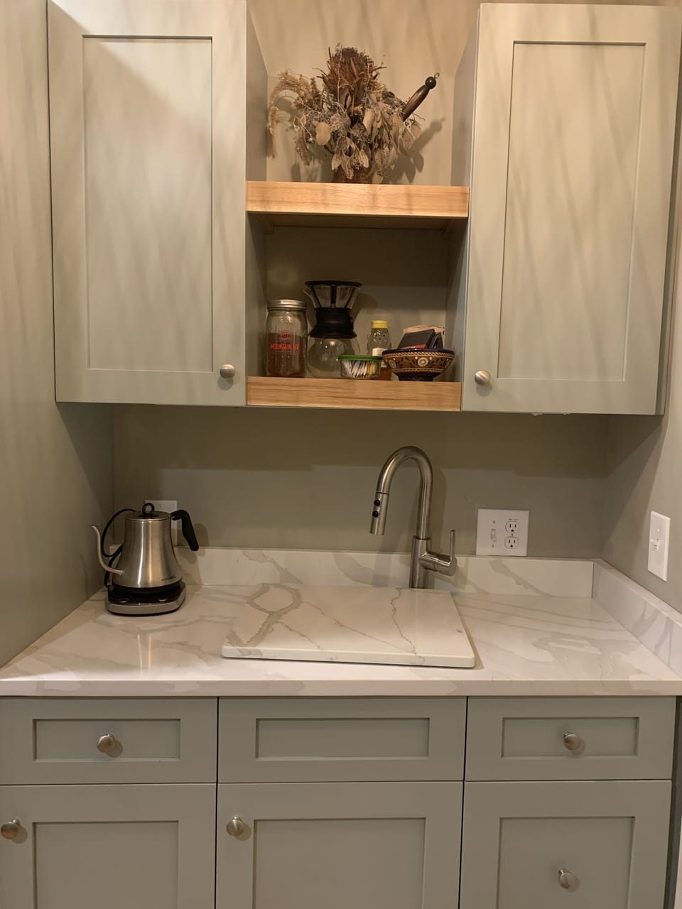 Custom quartz square for versatility in counter space