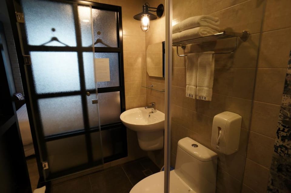 Elite Double Room, 1 Queen Bed, Balcony, Sea Facing | Bathroom | Free toiletries, hair dryer, slippers, towels