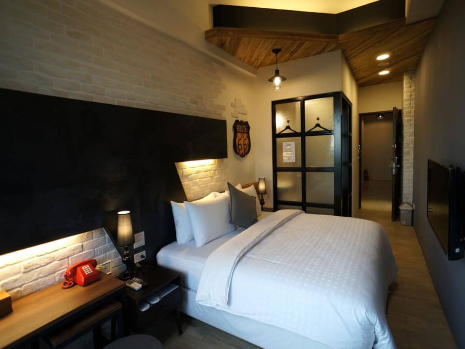 Elite Double Room, 1 Queen Bed, Balcony, Sea Facing | Desk, laptop workspace, soundproofing, free WiFi