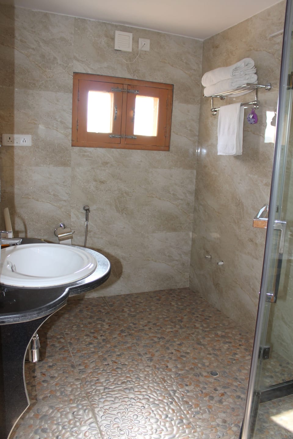 Deluxe Room | Bathroom | Shower, rainfall showerhead, free toiletries, towels