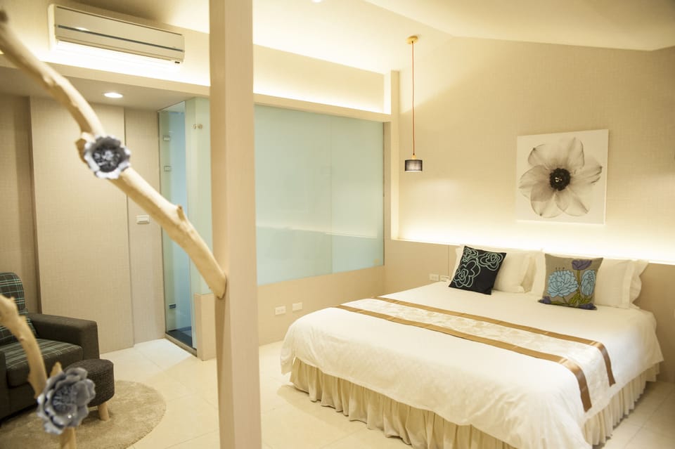 Deluxe Double Room, 1 King Bed, Bathtub | Soundproofing, free WiFi, bed sheets