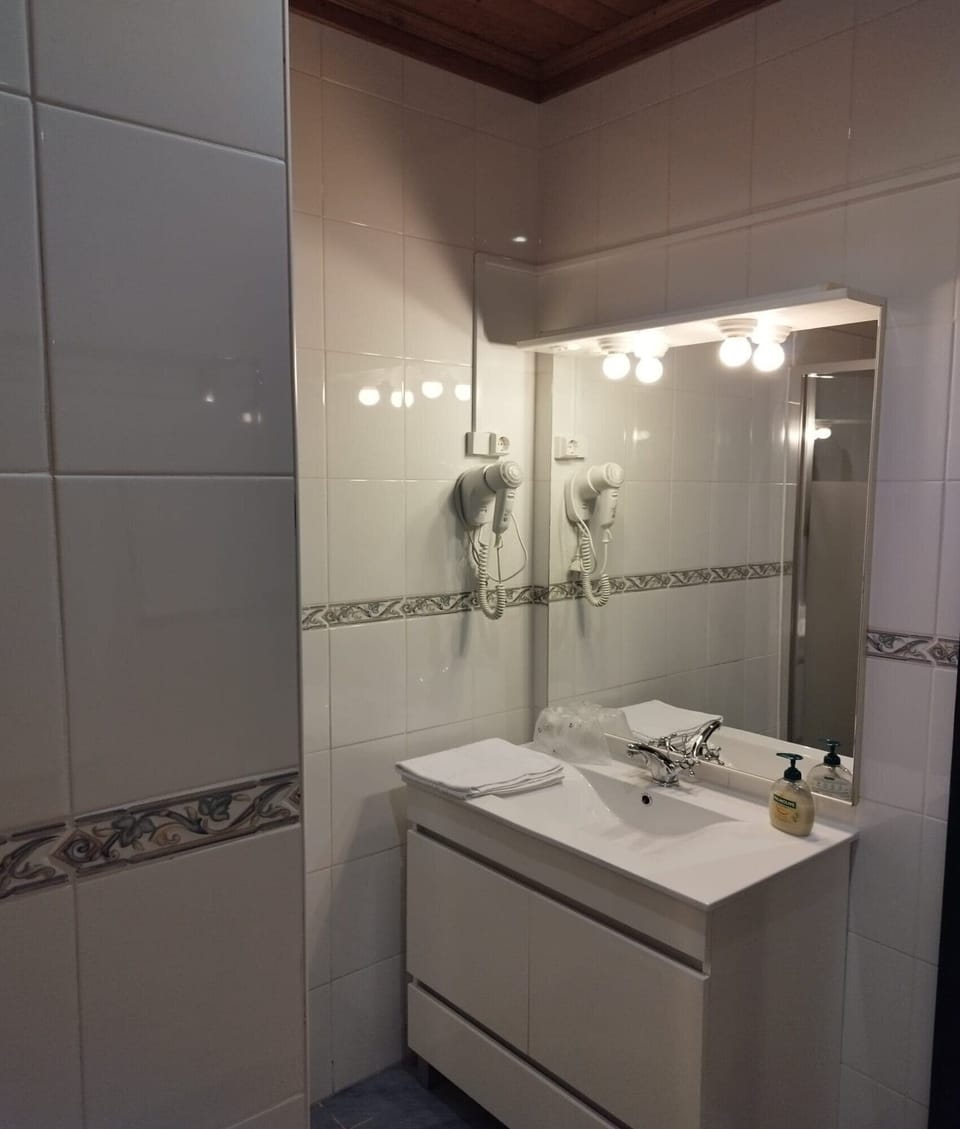 Superior Triple Room | Bathroom | Shower, free toiletries, hair dryer, towels