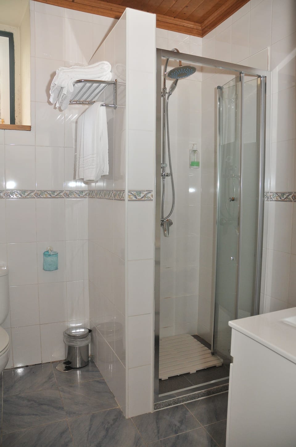 Double Room | Bathroom | Shower, free toiletries, hair dryer, towels