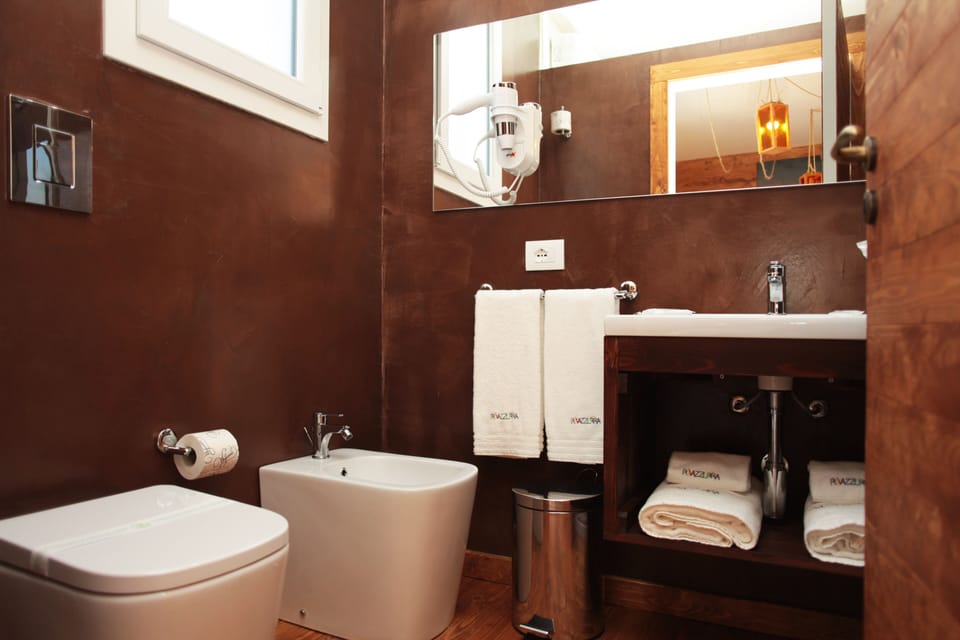 Superior Room, Balcony | Bathroom | Shower, rainfall showerhead, free toiletries, hair dryer