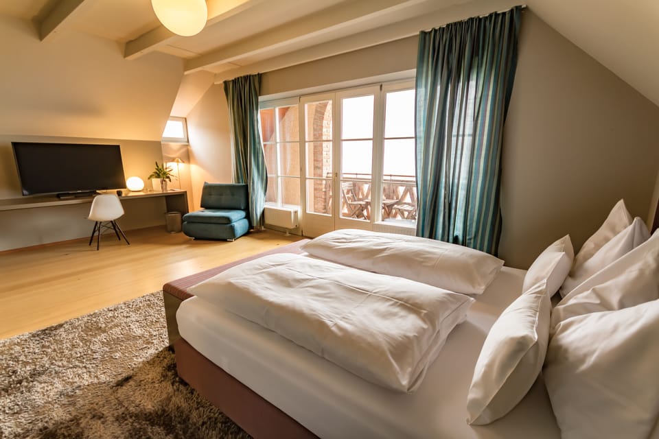 Jaglhofzimmer Deluxe | Living area | Flat-screen TV, heated floors