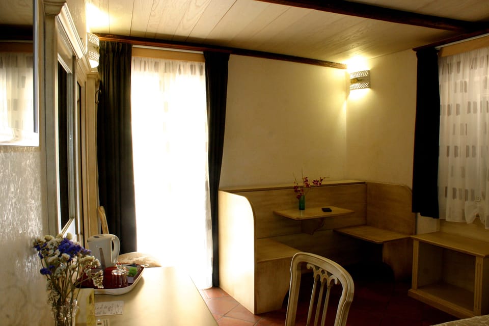 Deluxe Double or Twin Room, Balcony | Minibar, in-room safe, desk, WiFi (free)