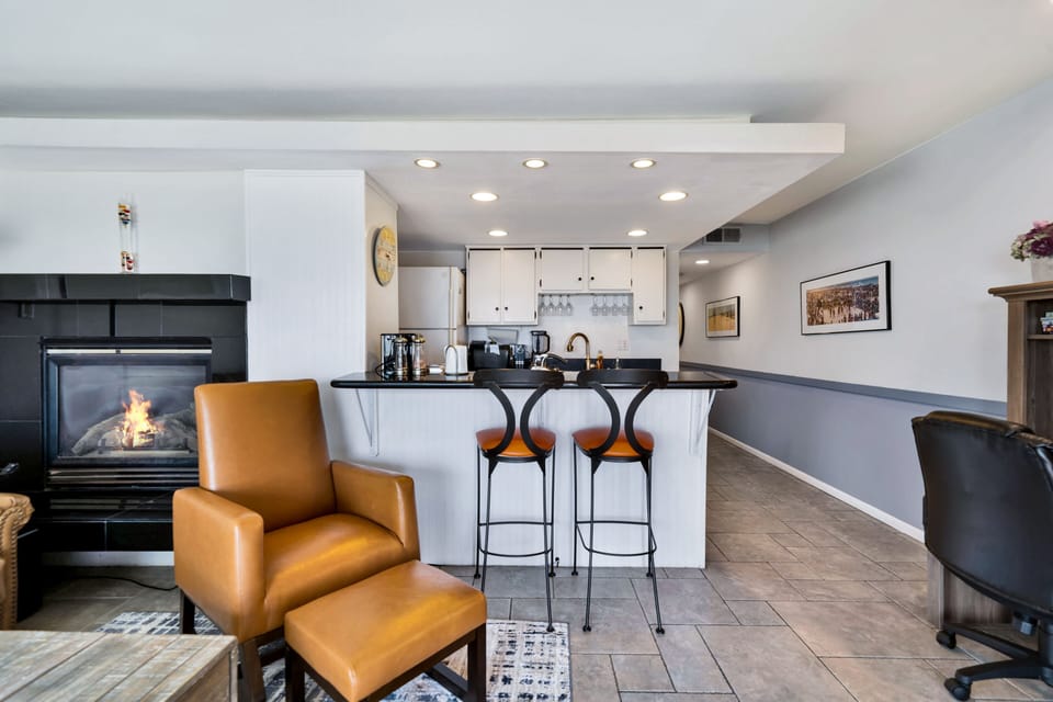 Gas Fireplace, Kitchen, Kitchen Bar