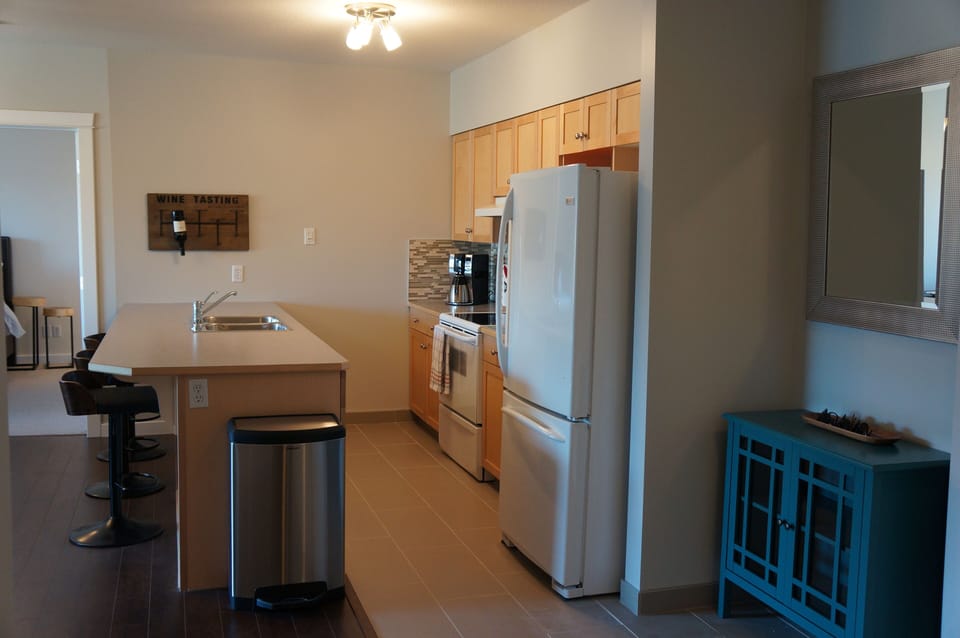 Entrance view into the kitchen and breakfast bar