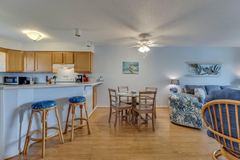 Sand Pebbles C14-large-009-049-Eating Area-1500x1000-72dpi