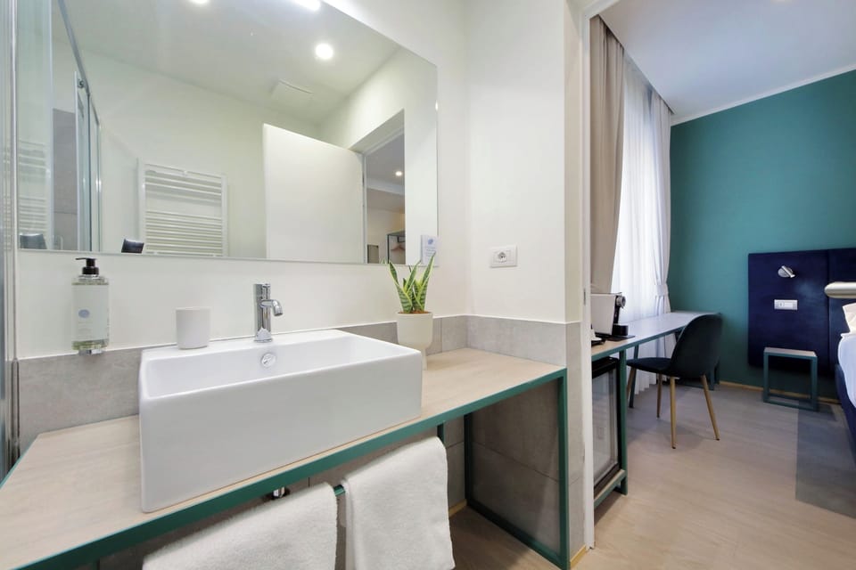 Classic Double Room | Bathroom | Shower, hair dryer, towels