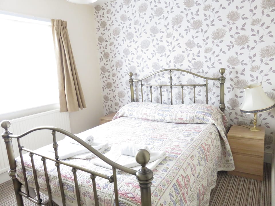 Double Room, Private Bathroom | Premium bedding, iron/ironing board, bed sheets