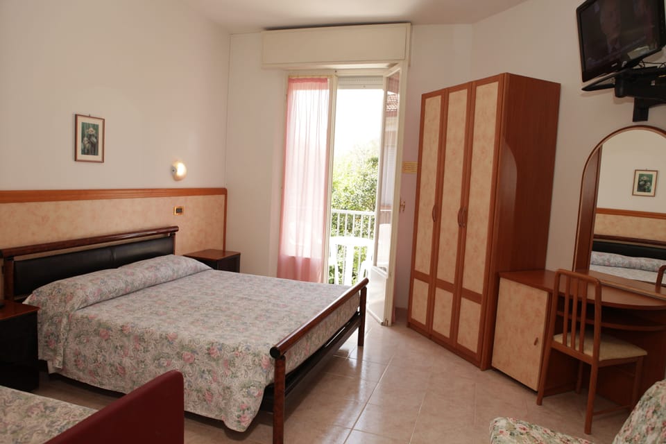 Triple Room, Ensuite | In-room safe, soundproofing, cribs/infant beds, WiFi