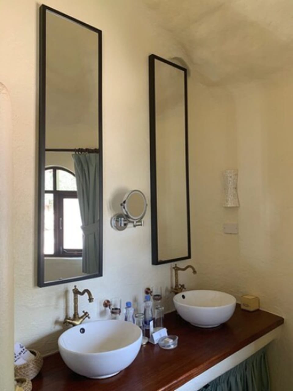 Shower, rainfall showerhead, free toiletries, hair dryer