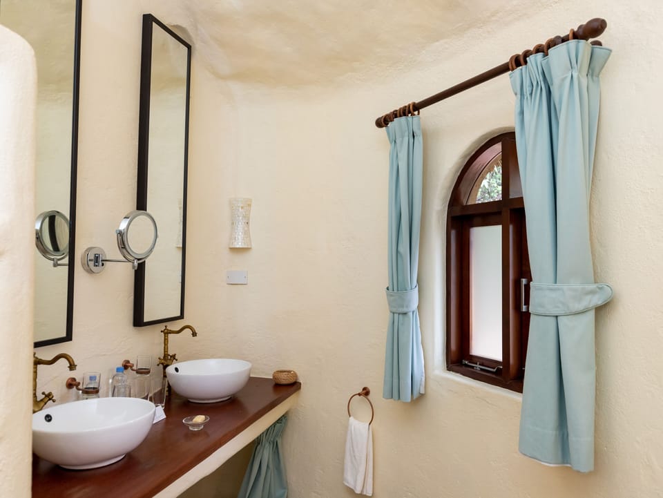 Luxury Double Room, Terrace, Valley View | Bathroom | Shower, rainfall showerhead, free toiletries, hair dryer