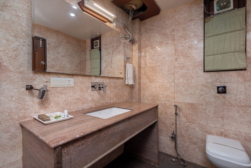 Deluxe Room | Bathroom | Shower, rainfall showerhead, free toiletries, slippers
