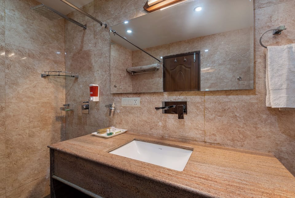 Superior Room | Bathroom | Shower, rainfall showerhead, free toiletries, slippers