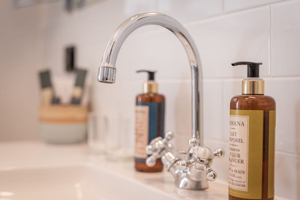 Shower, rainfall showerhead, free toiletries, hair dryer