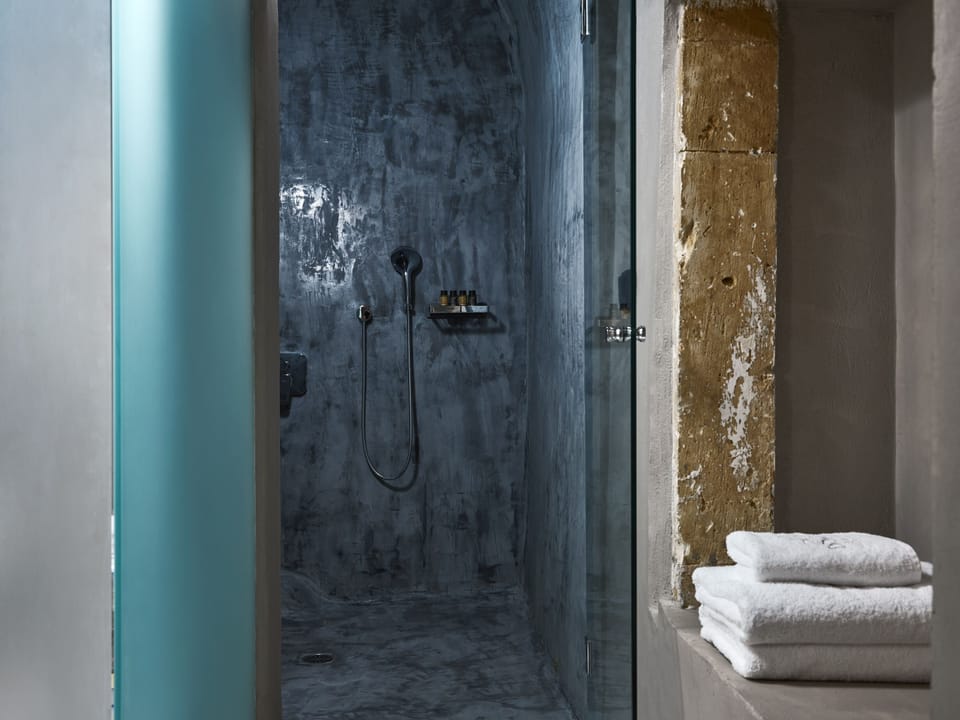 Family Suite with Sea View Balcony | Bathroom | Shower, free toiletries, hair dryer, slippers