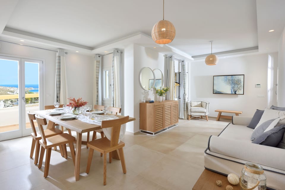 Grand Villa, 3 Bedrooms | Living room | 14-inch flat-screen TV with cable channels