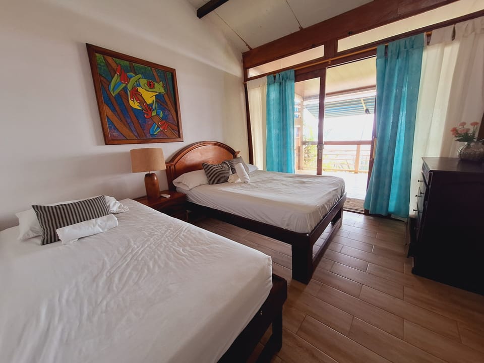 Classic Double Room | Bathroom | Shower, free toiletries, towels