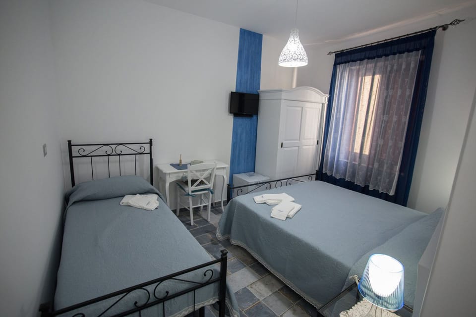 Classic Triple Room | Minibar, in-room safe, desk, free WiFi
