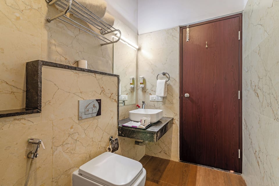Mountain View Classic Room | Bathroom | Shower, free toiletries, hair dryer, towels