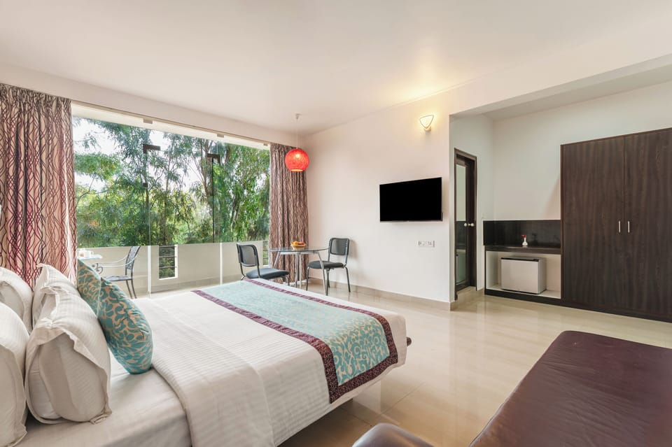 Classic room with Balcony | Premium bedding, desk, blackout drapes, iron/ironing board