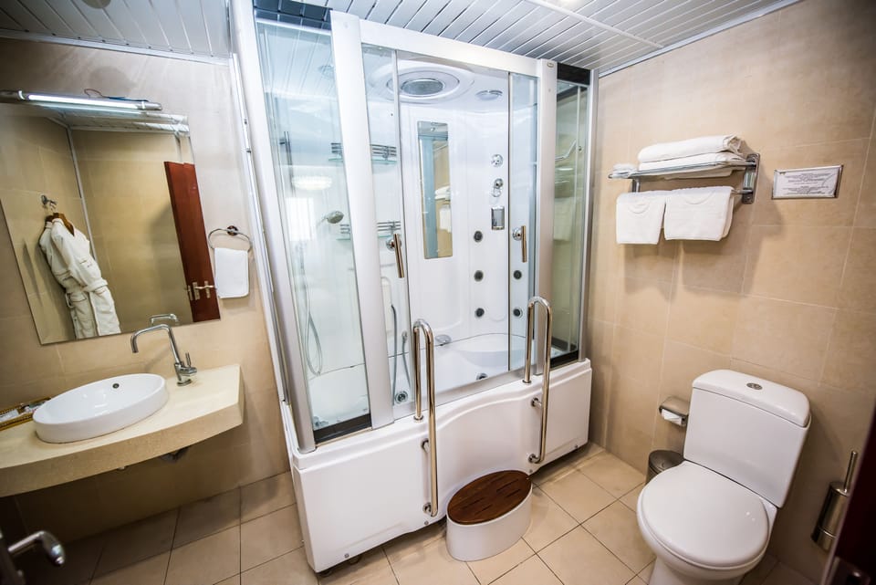 Junior Suite, 1 King Bed, Balcony | Jetted tub